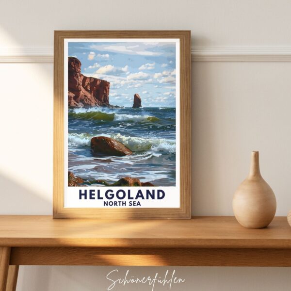 Schönerfühlen Poster von Helgoland im Holzrahmen auf Tisch stehend