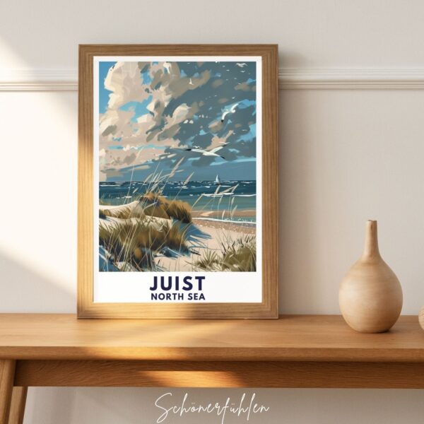 Schönerfühlen Poster von Juist im Holzrahmen auf Tisch stehend