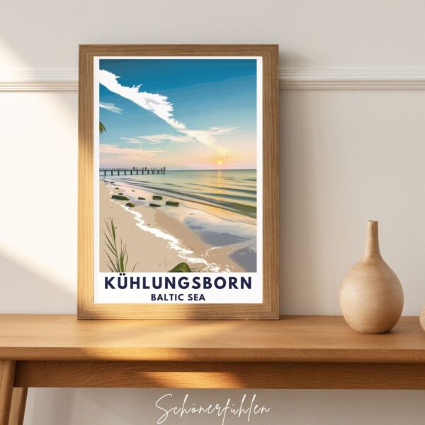 Schönerfühlen Poster von Kühlungsborn im Holzrahmen auf Tisch stehend Ostsee