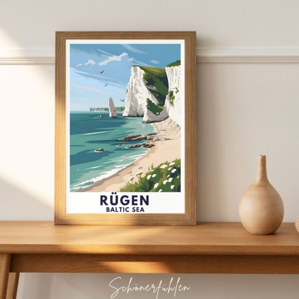 Schönerfühlen Poster von Rügen im Holzrahmen auf Tisch stehend