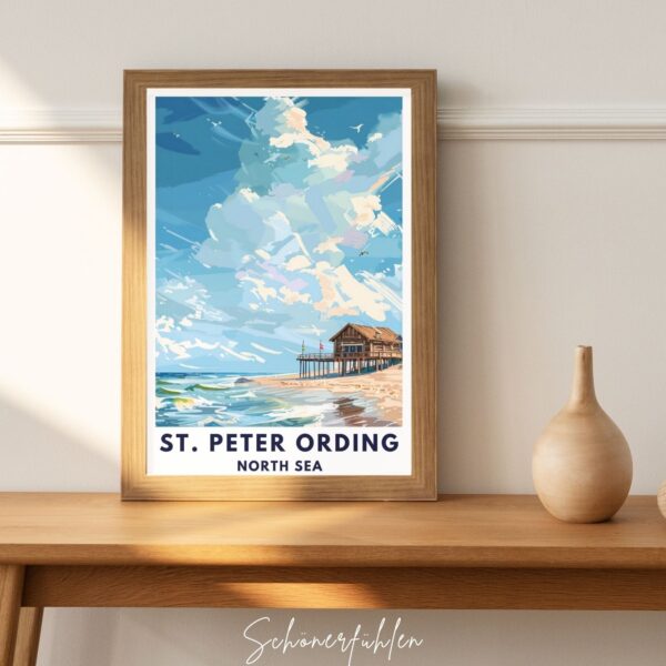 Schönerfühlen Poster von St. Peter Ording im Holzrahmen auf Tisch stehend