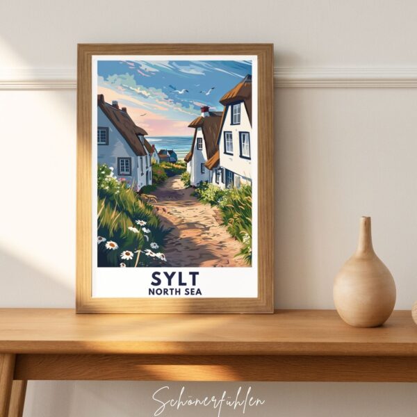 Schönerfühlen Poster von Sylt Kampen im Holzrahmen auf Tisch stehend