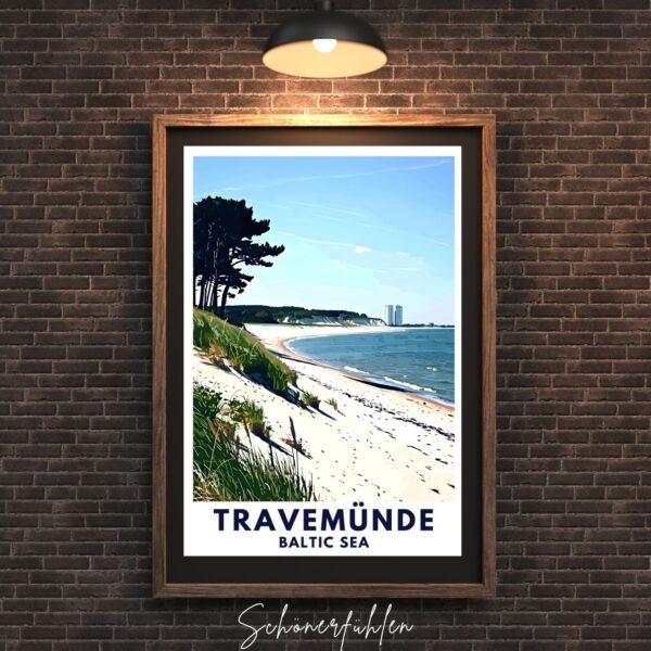 Schönerfühlen Poster von Travemünde im dunklen Holzrahmen an Steinwand hängend