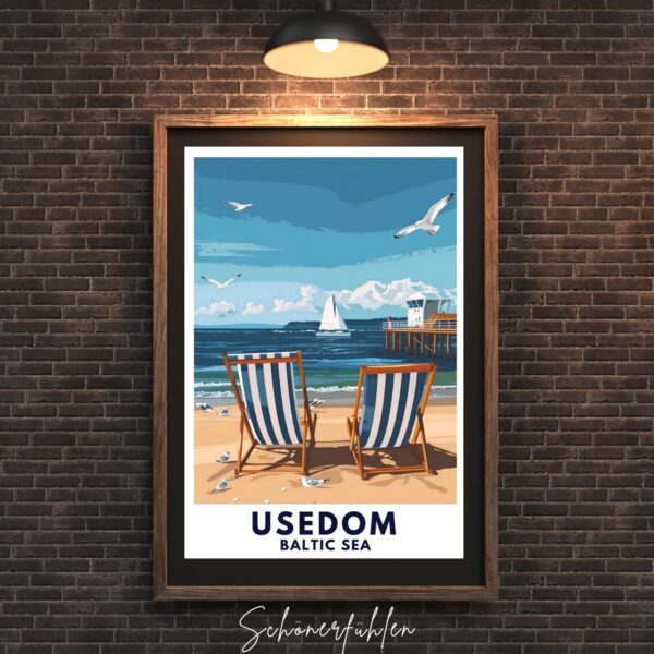 Schönerfühlen Poster von Usedom im dunklen Holzrahmen an Steinwand hängend