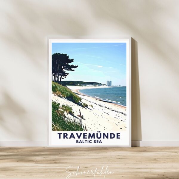 Schönerfühlen Poster von Travemünde im weißen Holzrahmen auf Boden stehend