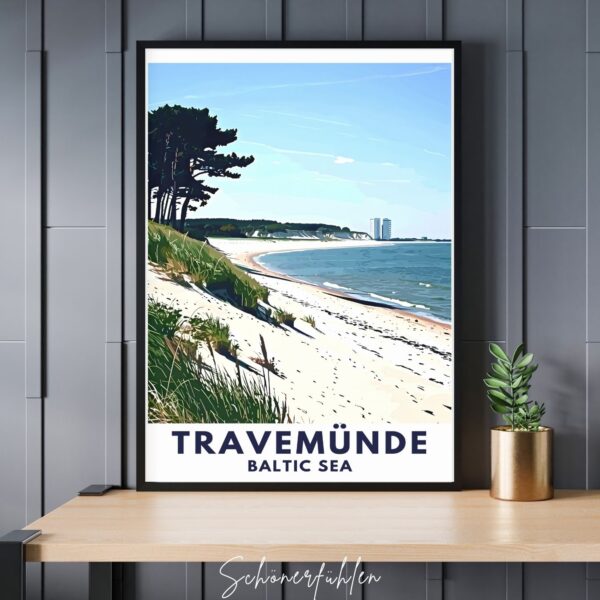 Schönerfühlen Poster von Travemünde im schwarzen Rahmen auf Tisch stehend