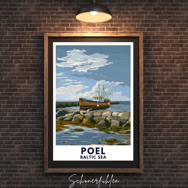 Schönerfühlen Poster von Poel-Fischerboot im dunklen Holzrahmen an Steinwand hängend