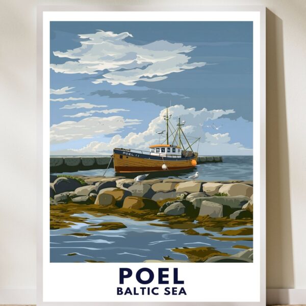 Hochwertiges Travelposter mit Poel-Fischerboot-Motiv in verschiedenen Größen von 13 x 18cm bis 60 x 90cm auf mattem FSC-zertifiziertem Premiumpapier. 