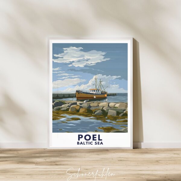 'Schönerfühlen Poster von Poel-Fischerboot im weißen Holzrahmen auf Boden stehend