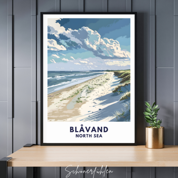 Schönerfühlen Poster von Blåvand im schwarzen Rahmen auf Tisch stehend