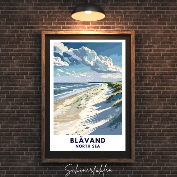 Schönerfühlen Poster von Blåvand im dunklen Holzrahmen an Steinwand hängend