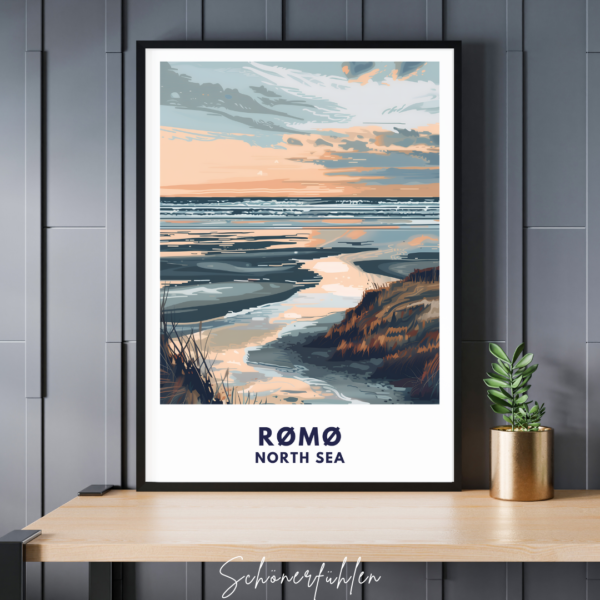 Schönerfühlen Poster von Rømø im schwarzen Rahmen auf Tisch stehend