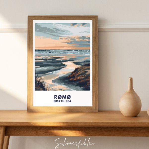Schönerfühlen Poster von Rømø im Holzrahmen auf Tisch stehend