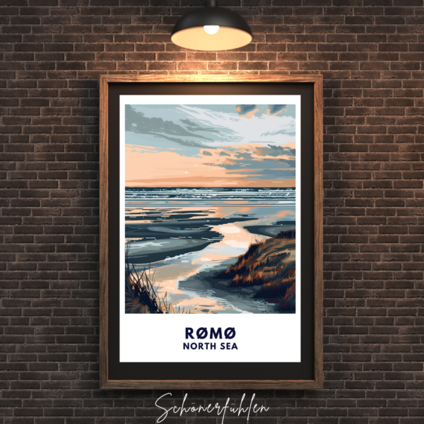 Schönerfühlen Poster von Rømø im dunklen Holzrahmen an Steinwand hängend